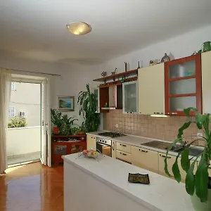Spacious In The Center Split